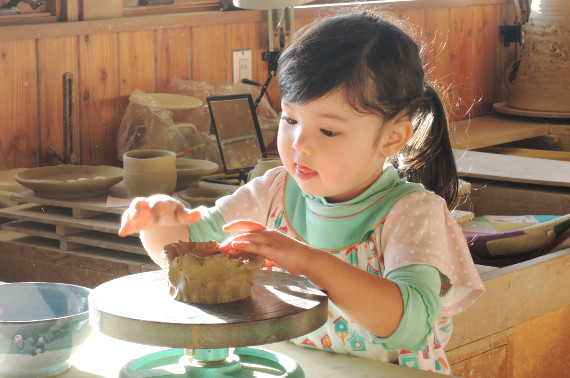 陶芸をする女の子